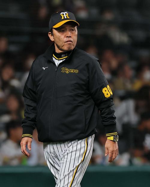 選手交代を告げる岡田彰布監督（2023年5月9日撮影）