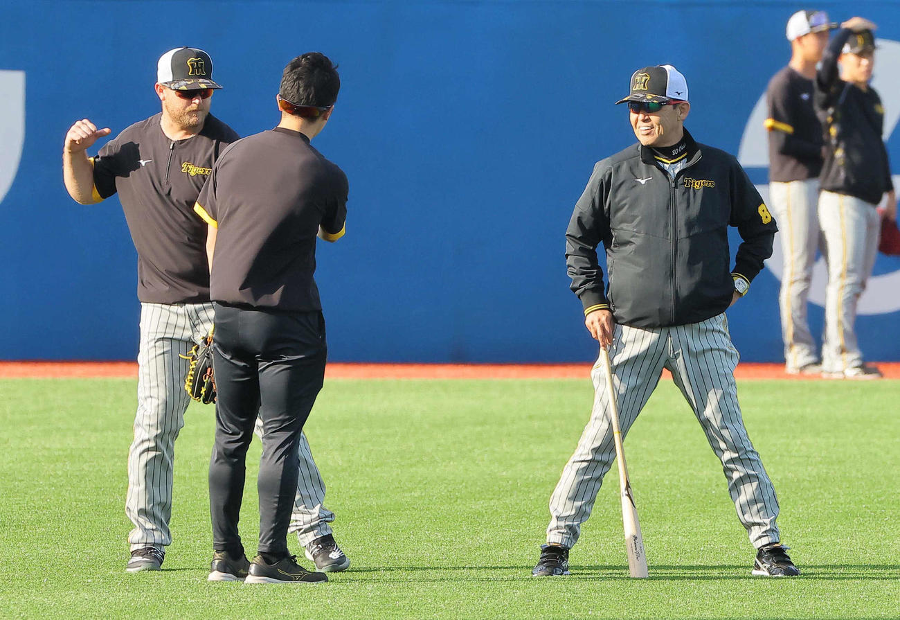 岡田彰布監督（右）はノイジーと打撃談義をする（2023年4月28日撮影）