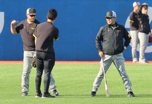 岡田彰布監督（右）はノイジーと打撃談義をする（2023年4月28日撮影）