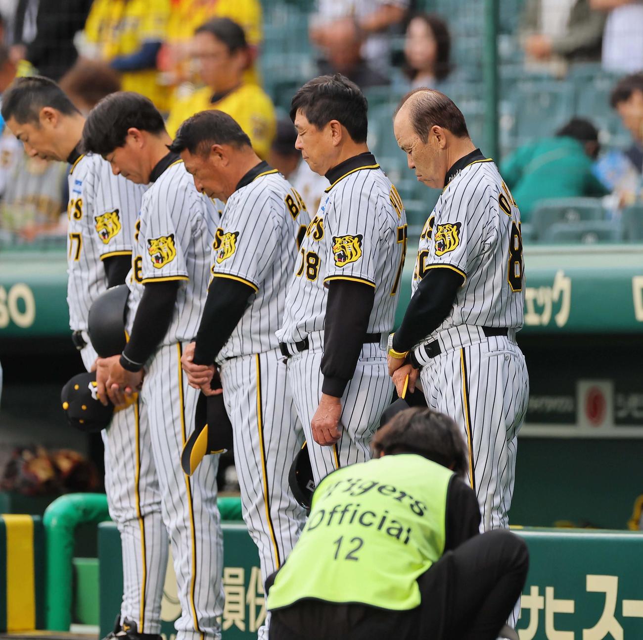 23年5月19日、亡くなった中西太さんに黙とうする岡田監督（右）ら