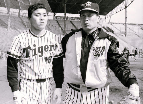80年、甲子園球場で岡田彰布（左）と話す中西太コーチ