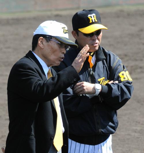 08年、阪神春季キャンプ　ケージ裏で岡田彰布監督（右）とフリー打撃を見守る中西太氏