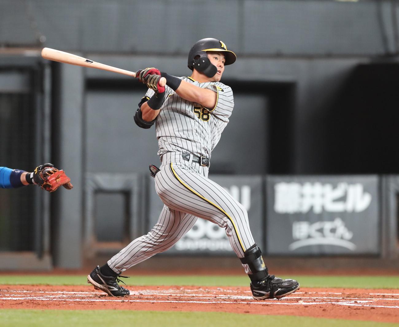 11日、日本ハム対阪神　右翼線へ三塁打を放つ前川