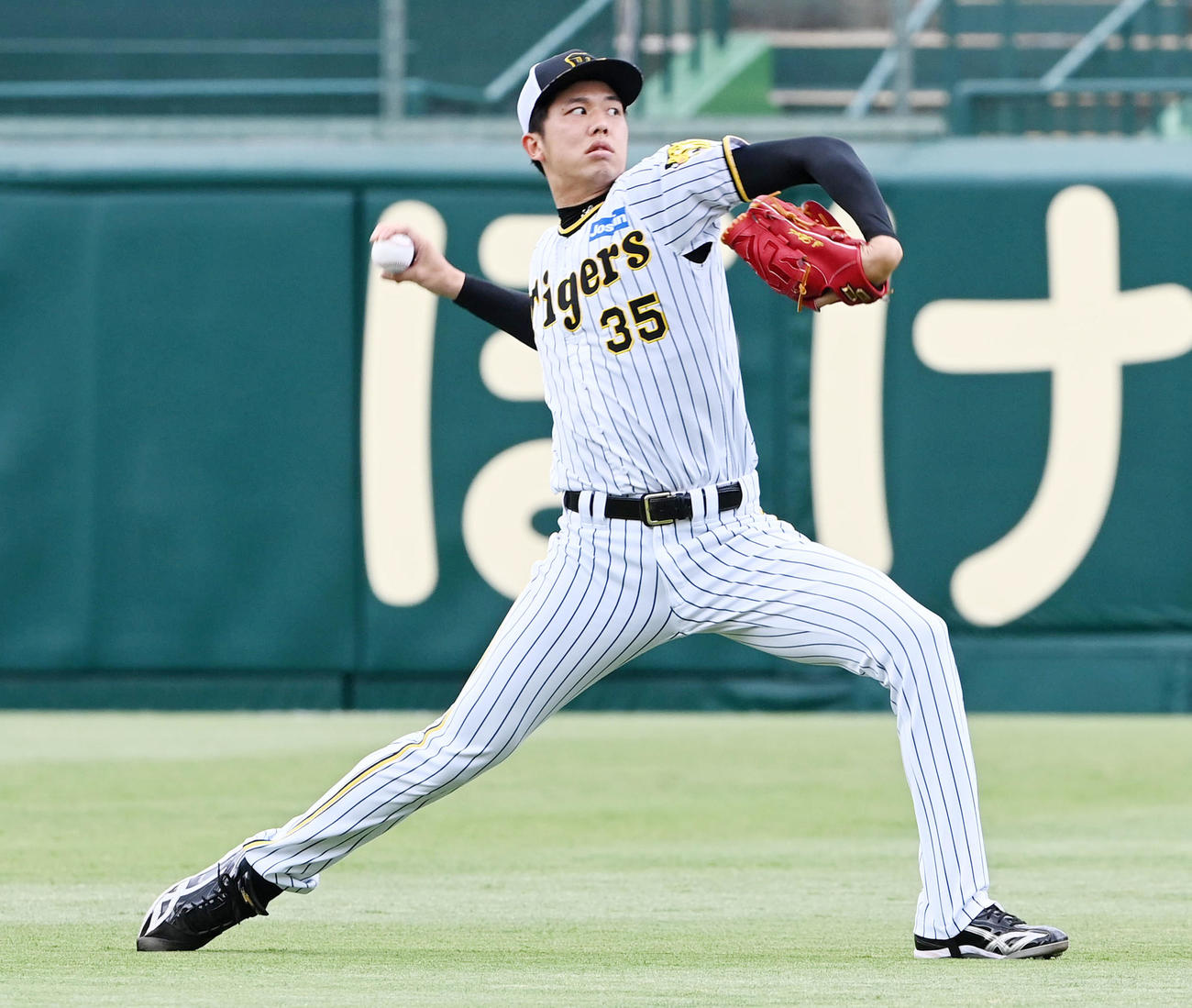 キャッチボールを行う阪神才木（撮影・前岡正明）