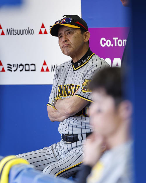 25日DeNA戦の9回、ベンチで厳しい表情を見せる阪神岡田監督（23年6月25日撮影）