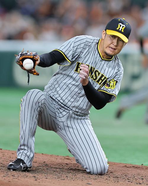 巨人対阪神　9回裏巨人2死二塁、岩貞は長野の打球をはじくも投ゴロに打ち取る（撮影・上田博志）
