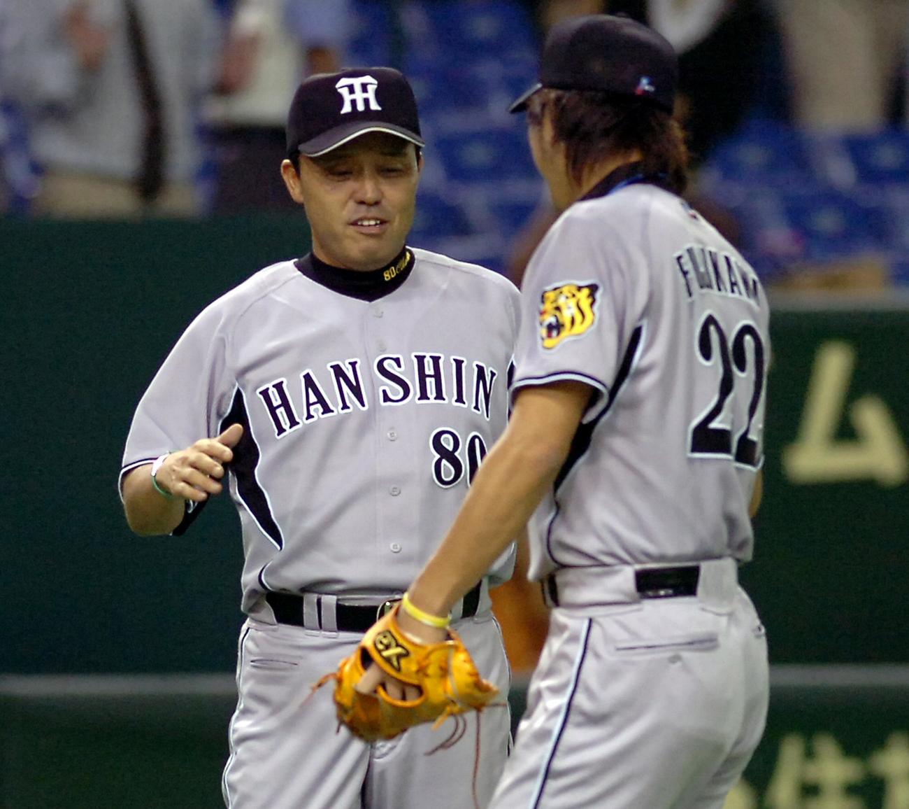 藤川球児（右）を握手で迎える岡田彰布監督（2007年09月09日撮影）