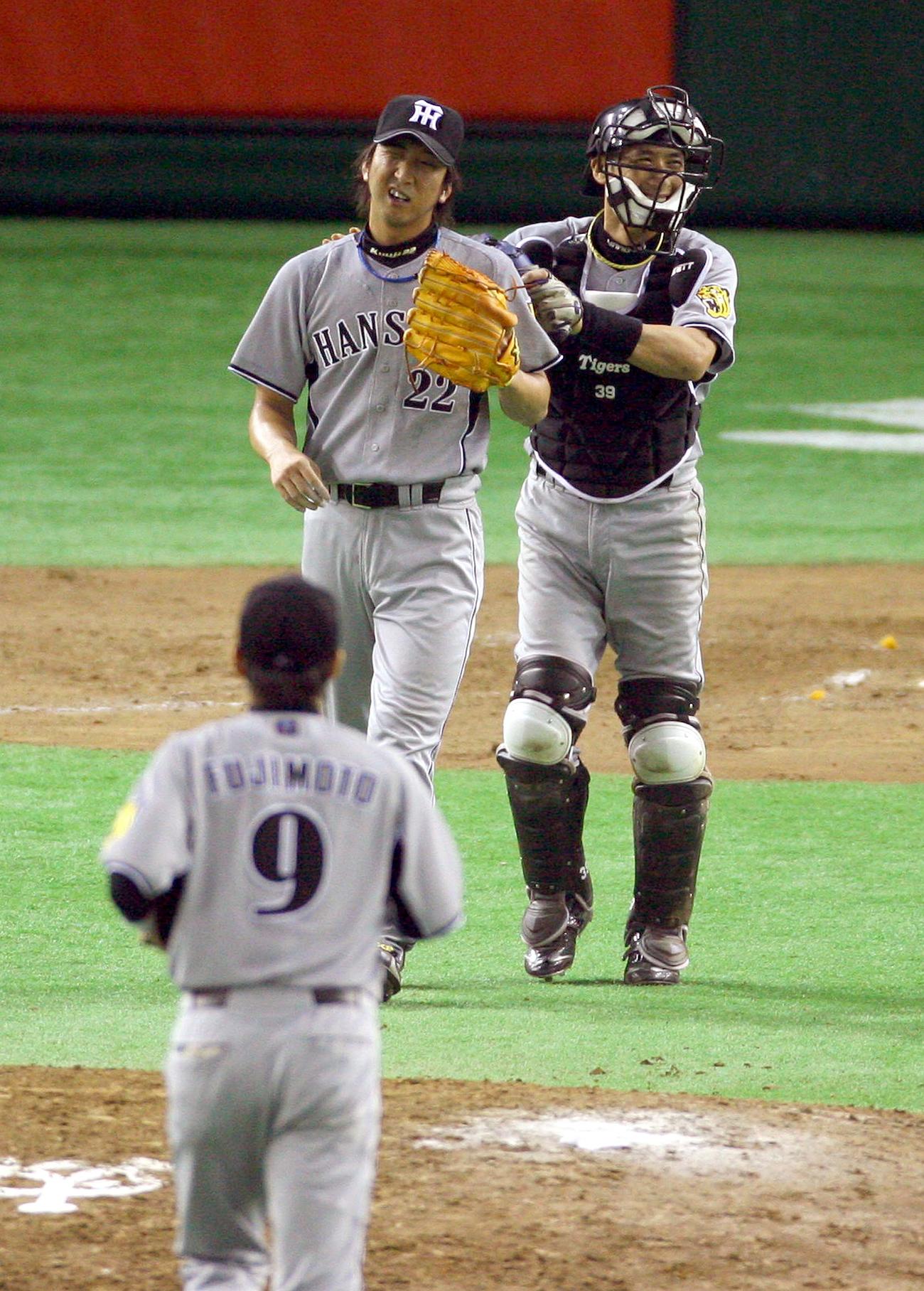 勝利の瞬間、疲れきった表情の藤川球児（左）と笑顔の矢野輝弘（2007年9月9日）