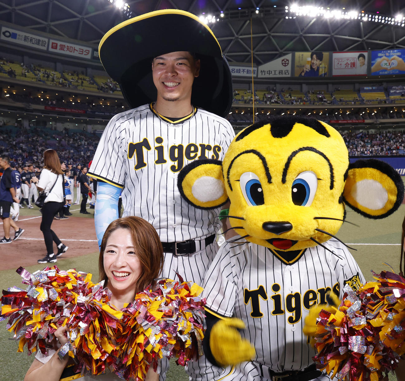 全セ対全パ　トラッキーの帽子をかぶる阪神佐藤輝（2023年7月19日撮影）