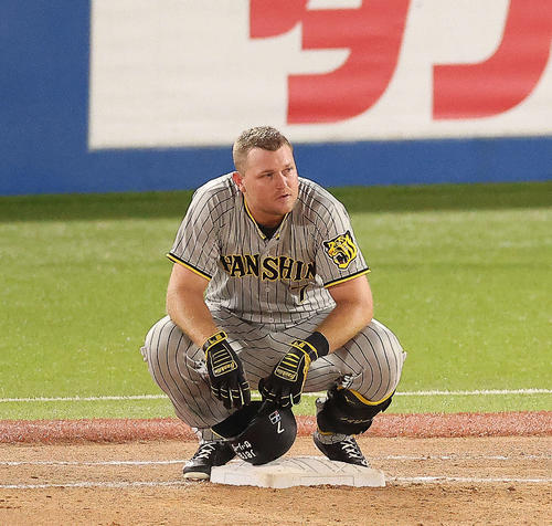 ヤクルト対阪神　9回表阪神2死一塁、一飛に倒れ、塁上にしゃがみ込むノイジー（2023年7月23日撮影）