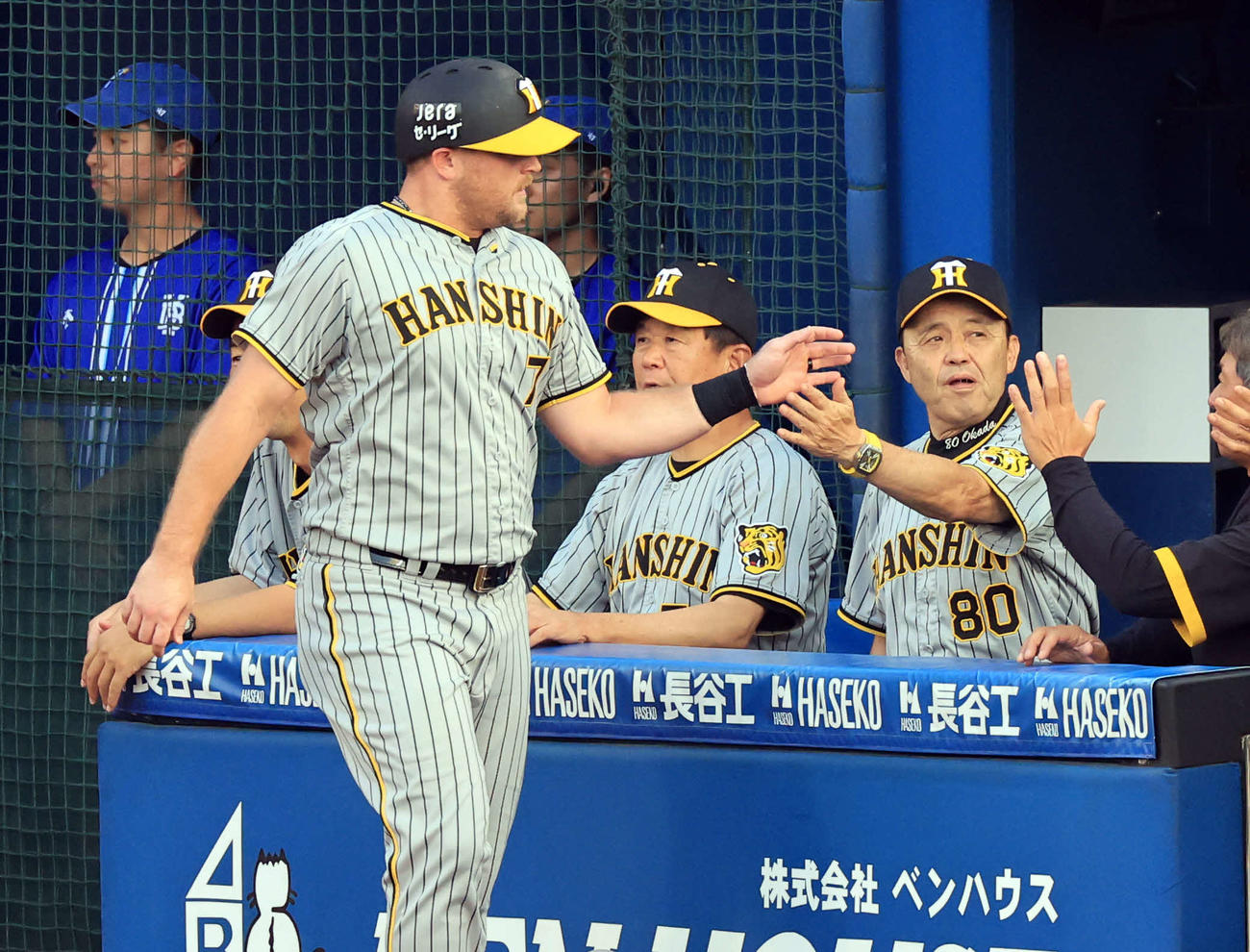 DeNA対阪神　3回表阪神2死一、二塁、青柳の右適時打で生還したノイジー（左）を迎える岡田監督（右）（2023年8月5日撮影）