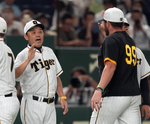 巨人対阪神　延長11回を制し、ビーズリー（右）ら選手を迎える岡田監督（2023年8月9日撮影）