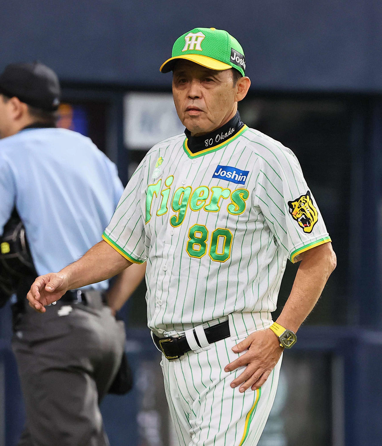 阪神対ヤクルト　選手交代を告げる岡田監督（撮影・上田博志）