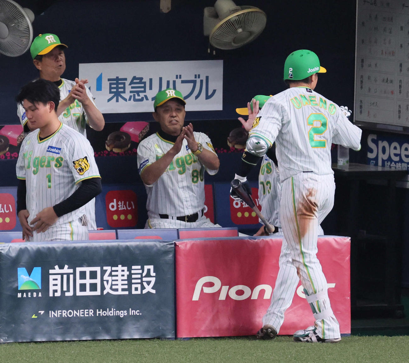阪神対ヤクルト　3回裏阪神1死満塁、岡田監督（中央）は右犠飛を放った梅野に拍手を贈る（撮影・宮崎幸一）