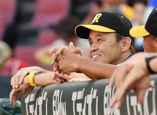 広島対阪神　ベンチで笑顔を見せる岡田監督（撮影・岩下翔太）