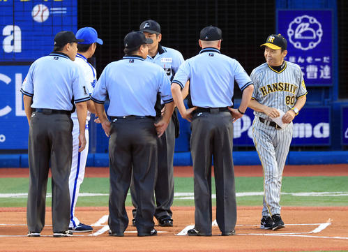 8月19日、DeNA対阪神　試合前のメンバー最終確認で、審判団と握手せずに早々に引き揚げる阪神岡田監督（右）