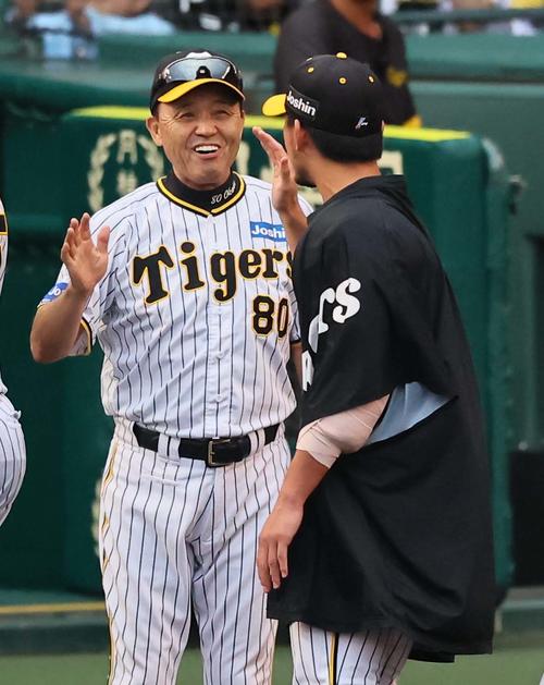 阪神対広島　10勝目をあげた伊藤将（右）と笑顔でハイタッチをする岡田監督（2023年9月10日）