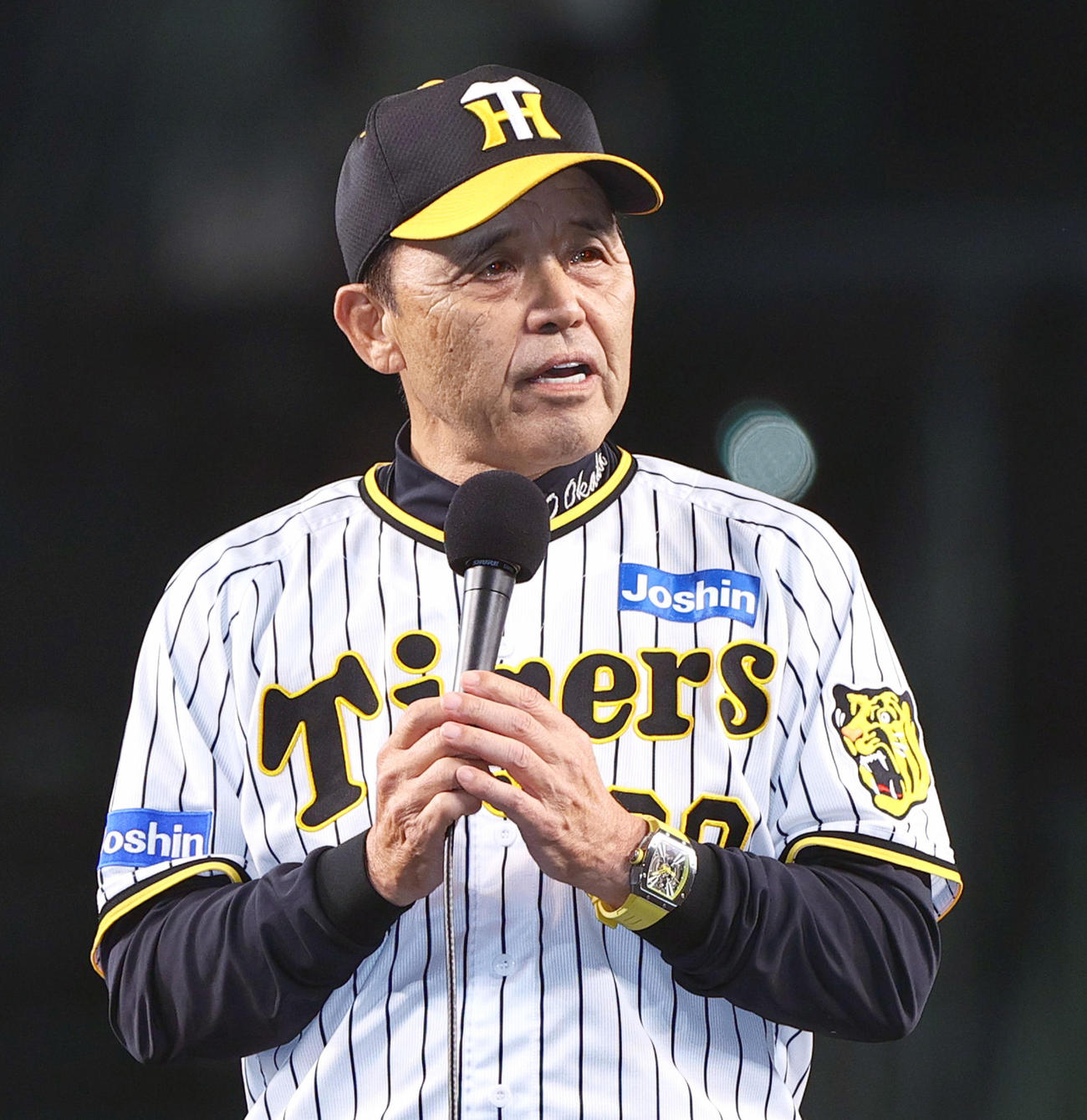 甲子園でのリーグ最終戦を終え、あいさつする阪神岡田監督（2023年9月27日撮影）