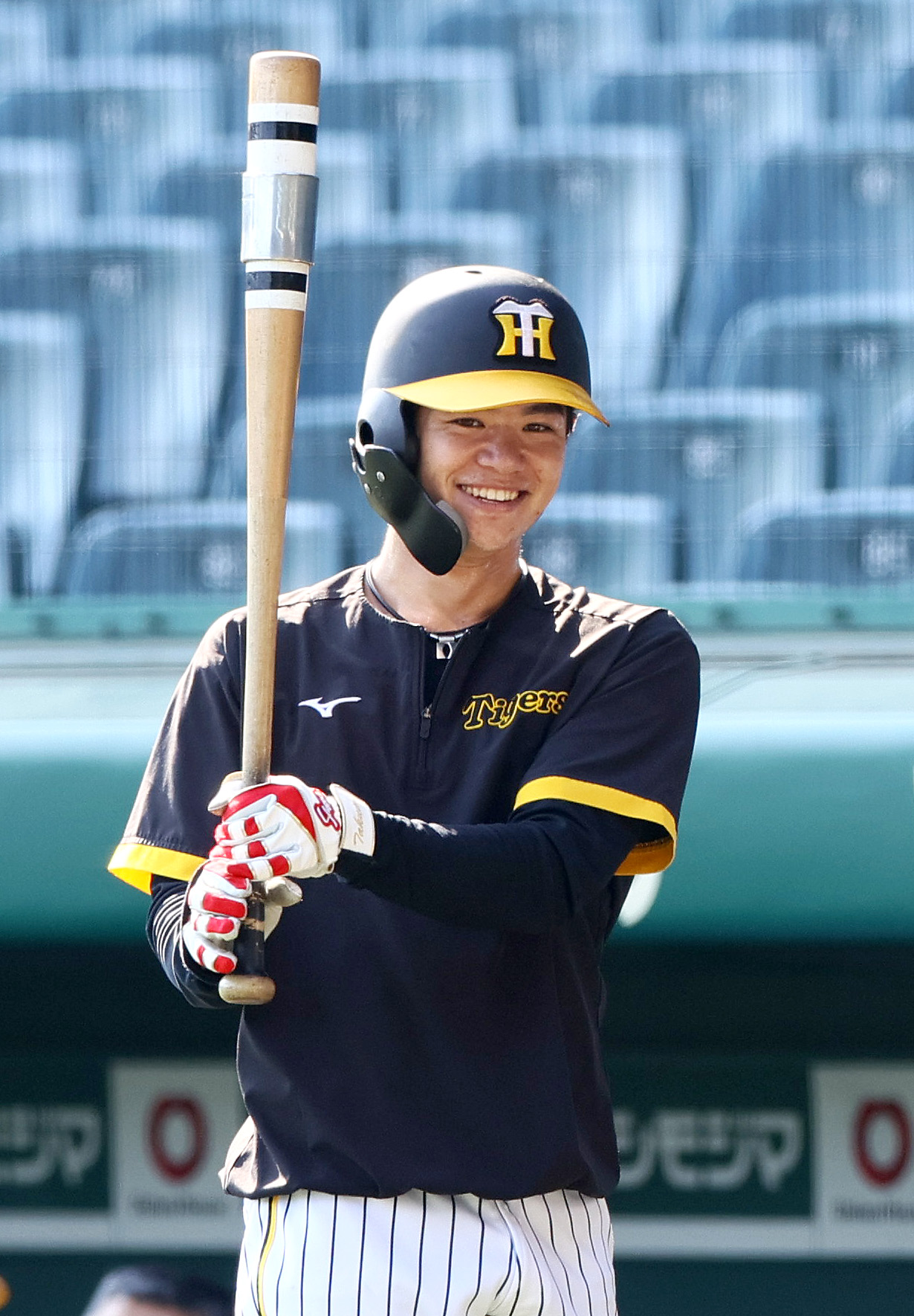 試合前の練習でリラックスした表情を見せる阪神中野（2023年9月27日撮影）