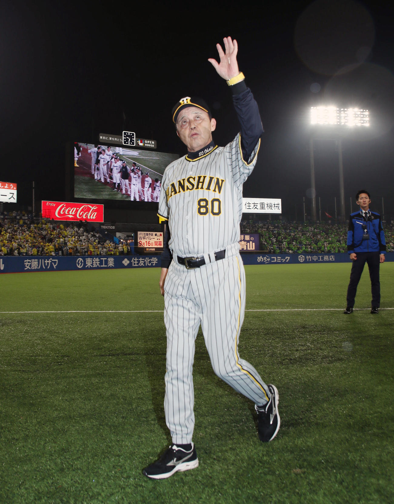 ヤクルト対阪神　今季最終戦を終えスタンドにあいさつして引き揚げる岡田監督（撮影・加藤哉）
