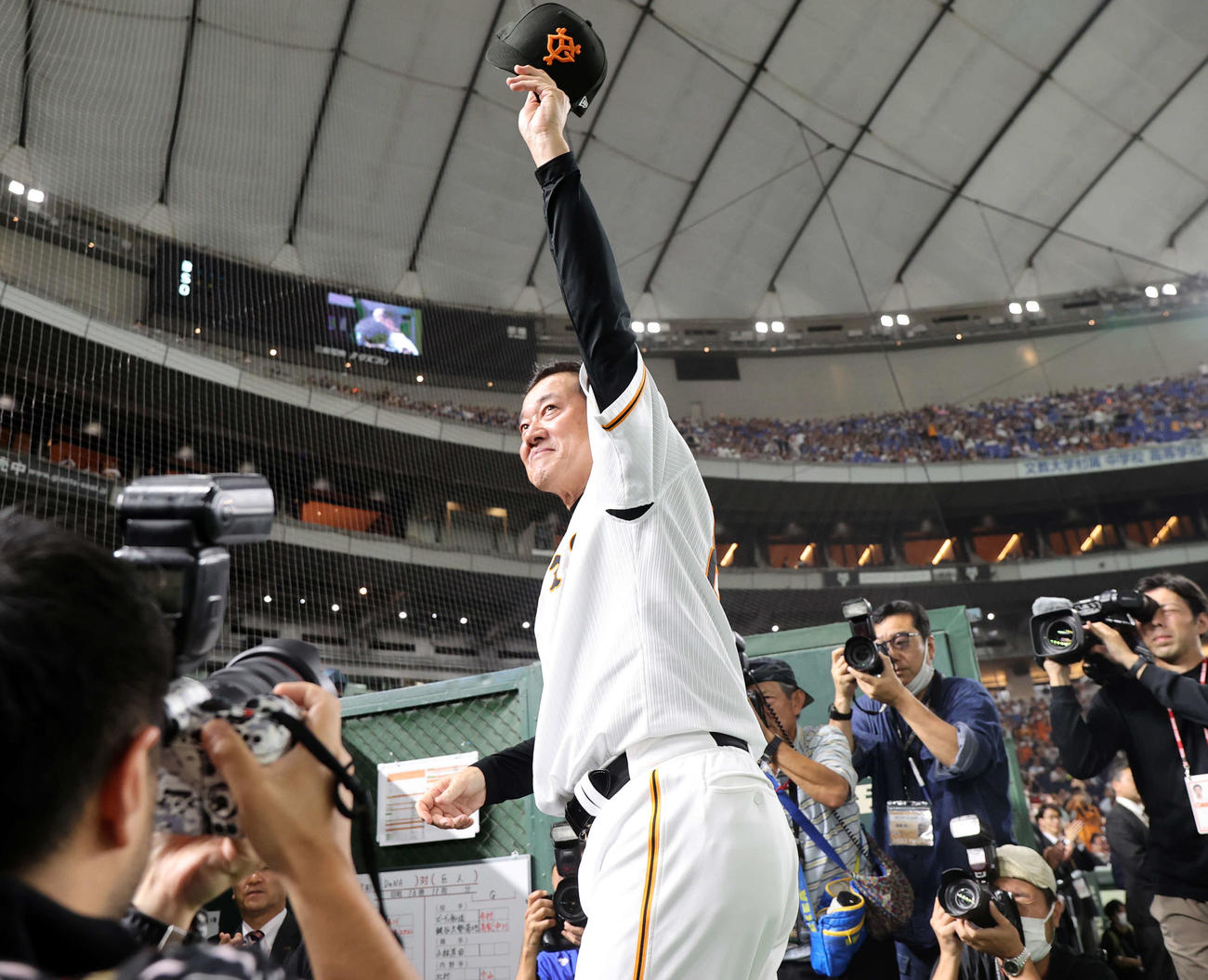 巨人対DeNA　最終戦セレモニーで辞任を表明した巨人原監督は、大声援の中、手を振り引き揚げる（撮影・浅見桂子）