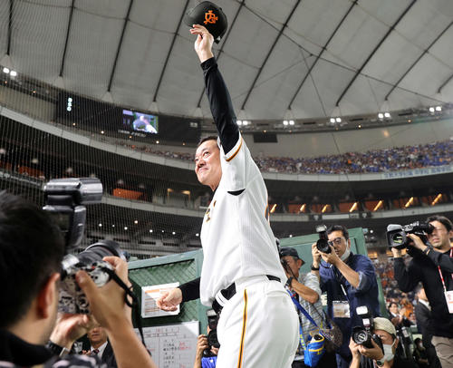 巨人対DeNA　最終戦セレモニーで辞任を表明した巨人原監督は、大声援の中、手を振り引き揚げる（撮影・浅見桂子）