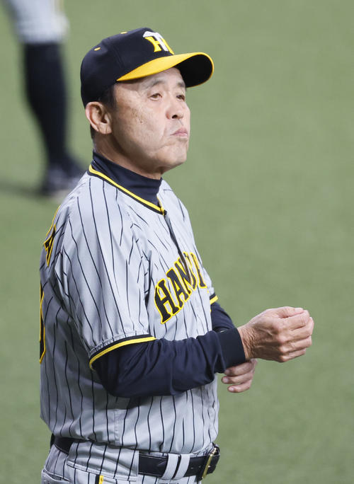 10月29日　オリックス対阪神　8回、交代を告げるためベンチを出る阪神岡田監督