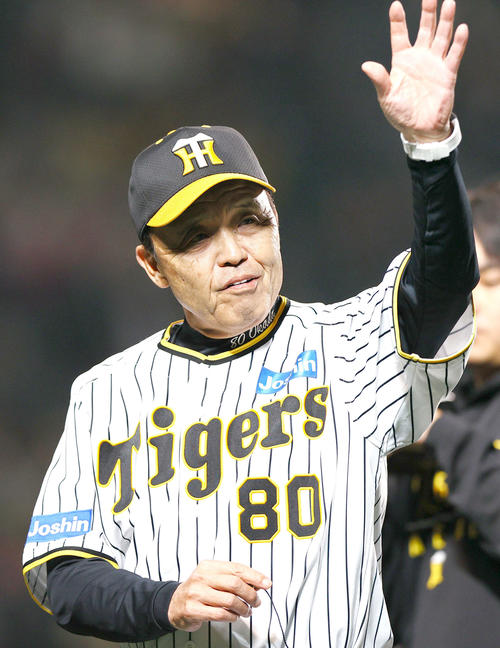 阪神対オリックス　サヨナラ勝ちでファンに手を振る阪神岡田監督（2023年11月1日撮影）