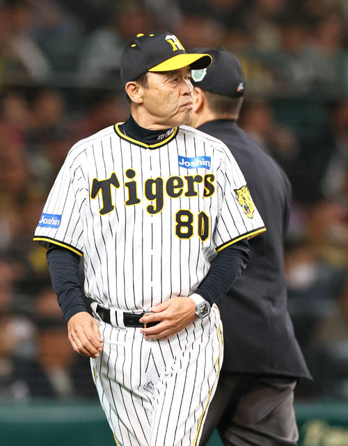 阪神対オリックス　8回表オリックス1死一、三塁、岡田監督は石井の交代を告げベンチへ戻る（2023年11月1日撮影）