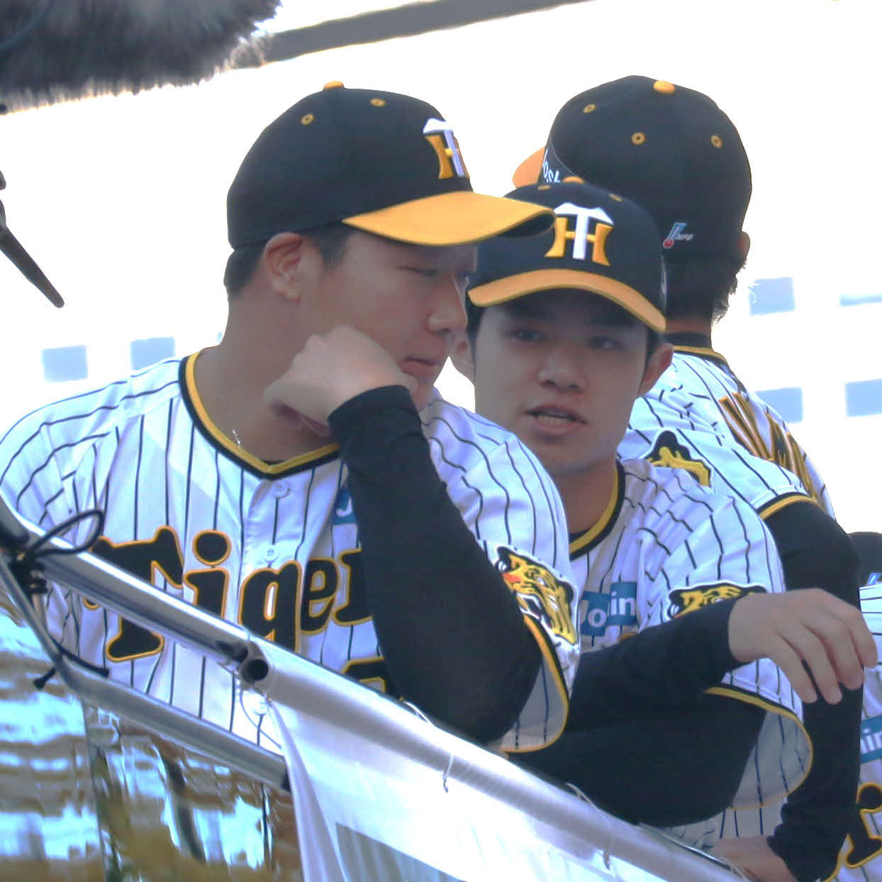 御堂筋のオープニングセレモニー中、バスで話す大山悠輔内野手と中野拓夢内野手（撮影・村松万里子）