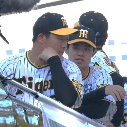 御堂筋のオープニングセレモニー中、バスで話す大山悠輔内野手と中野拓夢内野手（撮影・村松万里子）