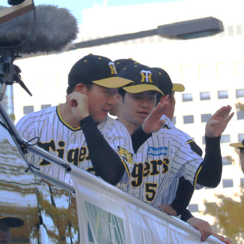 御堂筋のオープニングセレモニー中、バスで話す大山悠輔内野手と中野拓夢内野手（撮影・村松万里子）