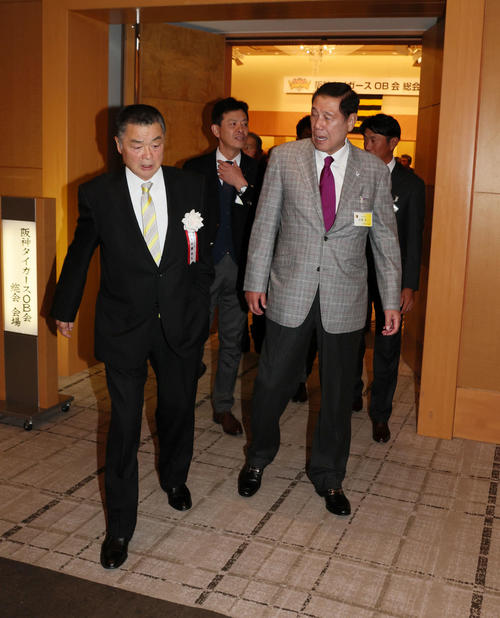 25日、阪神OB会に出席した川藤幸三OB会長（左）と田淵幸一氏