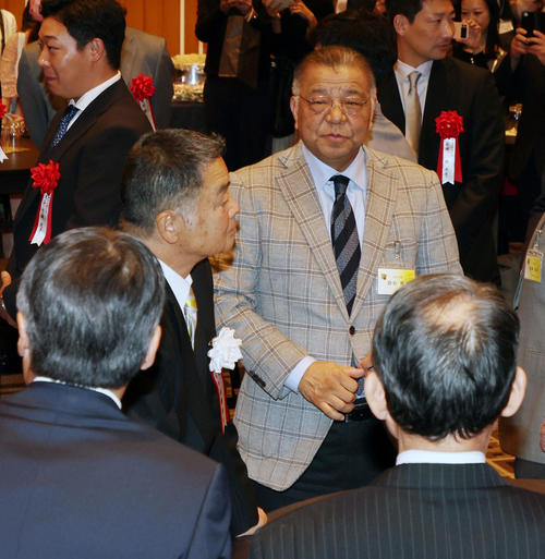 25日、阪神OB会に出席した掛布氏（右）と川藤OB会長