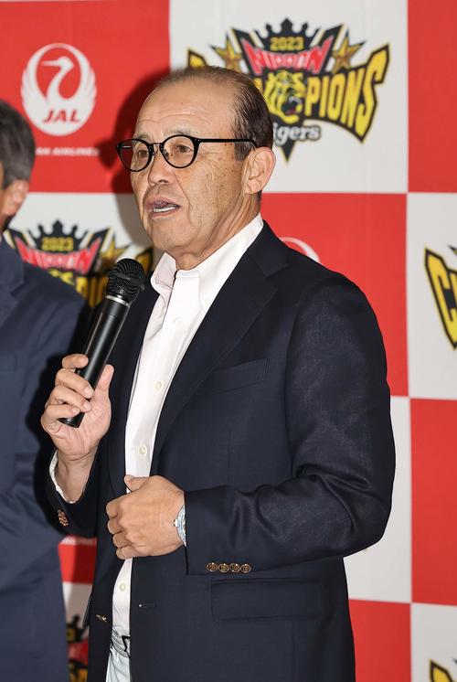 出発セレモニーであいさつをする岡田監督（撮影・上田博志）