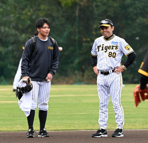2023年11月12日、特守を行った小野寺（左）は岡田監督の指導を受ける