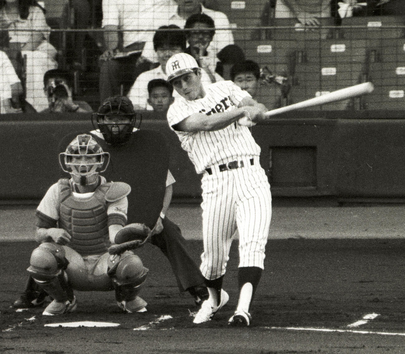 先頭打者本塁打を放つ真弓明信（1985年7月撮影）