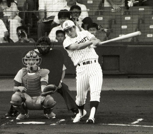 先頭打者本塁打を放つ真弓明信（1985年7月撮影）