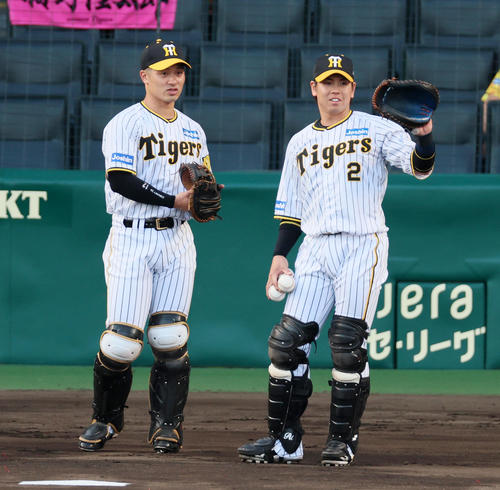 坂本誠志郎（左）と梅野隆太郎（2023年5月撮影）