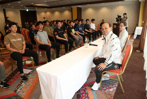 ナインを前に全体ミーティングを行う岡田監督。右は粟井球団社長（2024年1月31日撮影）