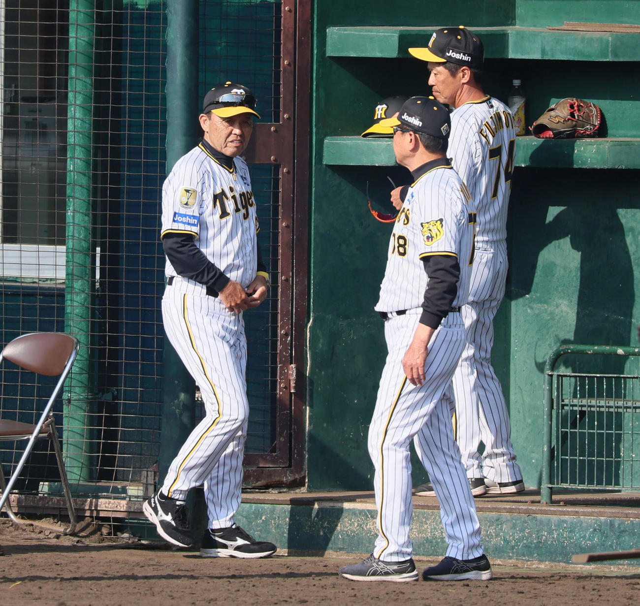 紅白戦を終えベンチへ引き揚げる岡田監督。中央は平田ヘッドコーチ。右は藤本コーチ（2024年2月11日撮影）