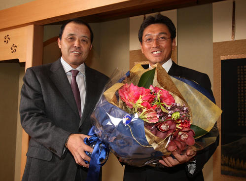 就任会見に先立ち行われた対談で岡田彰布前監督（左）から花束を渡され、笑顔を見せる真弓明信新監督（2008年撮影）