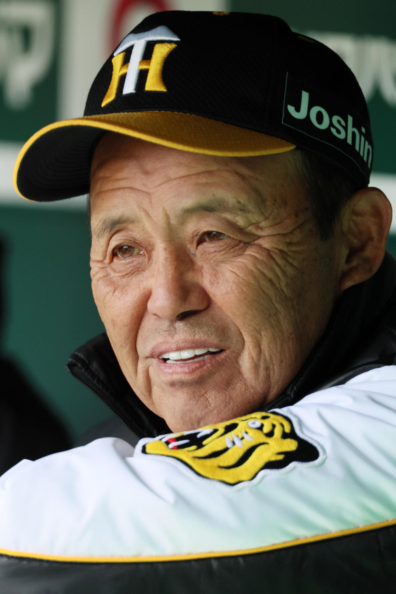 阪神対巨人　ベンチからグラウンドを見る岡田監督（2024年3月10日撮影）