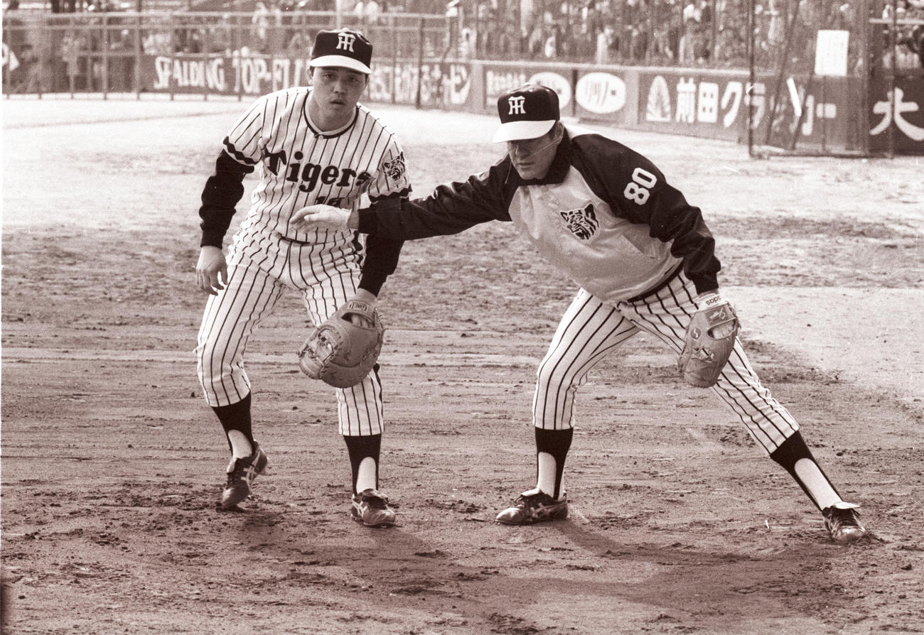 ブレイザー監督の指導を受ける岡田（80年撮影）