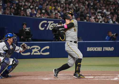 中日対阪神　9回表阪神無死一、三塁、空振り三振に倒れる佐藤輝（3月15日撮影）