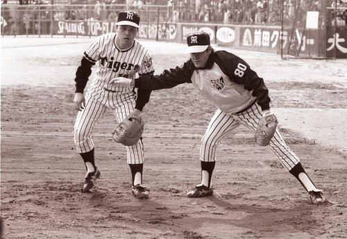 ブレイザー監督の指導を受ける岡田（80年撮影）