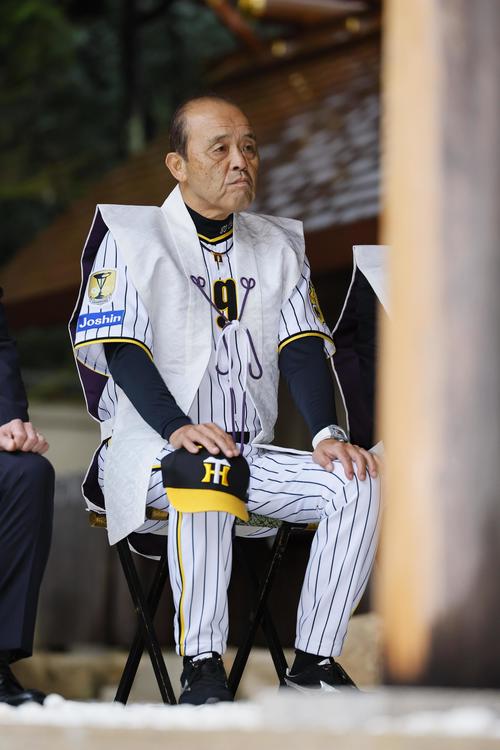 必勝祈願を行う岡田彰布監督（撮影・藤尾明華）