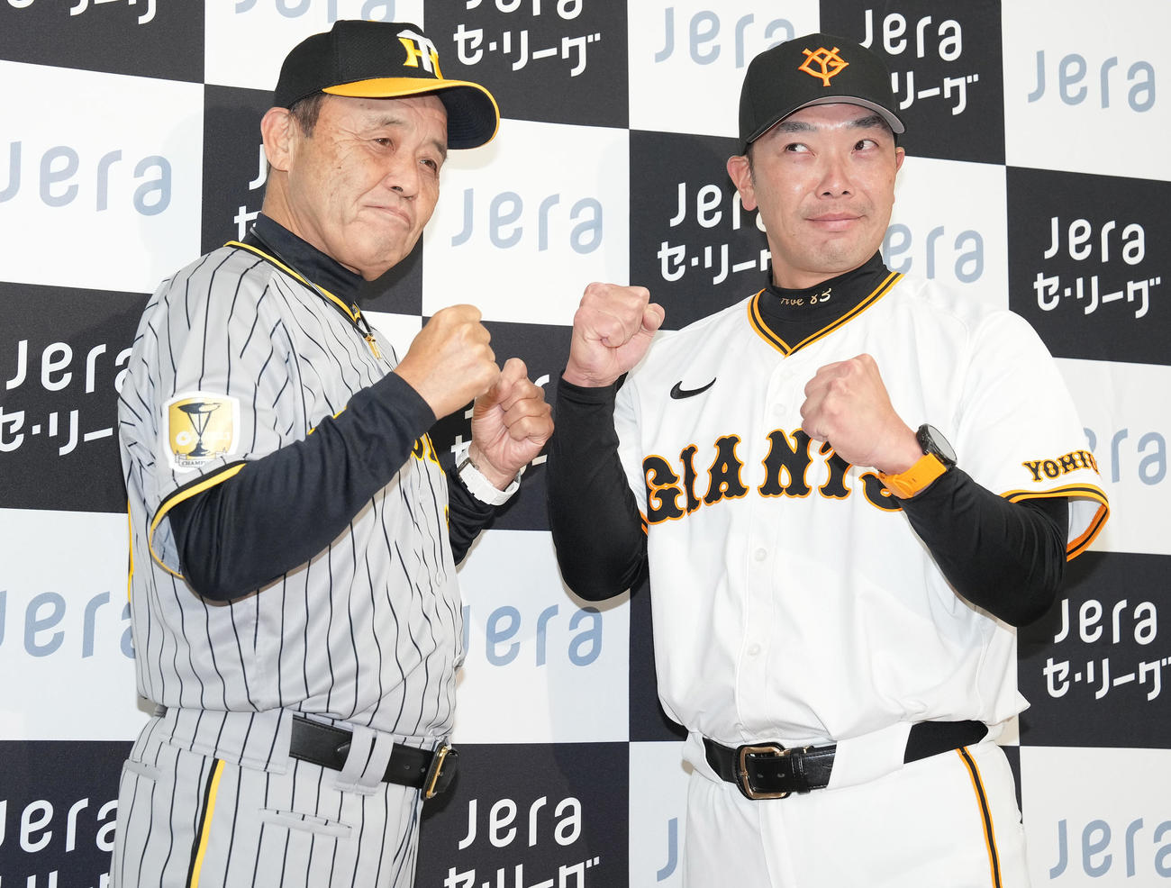 開幕前日共同記者会見で、カメラマンのリクエストでにらみ合う（？）巨人阿部監督（右）と阪神岡田監督（撮影・鈴木みどり）