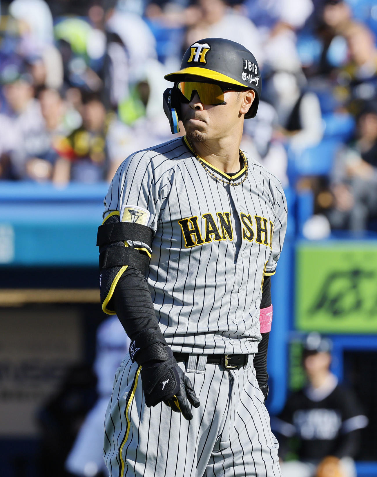 ヤクルト対阪神　6回表阪神1死一塁、三振に倒れた倒れた佐藤輝（2024年4月7日撮影）