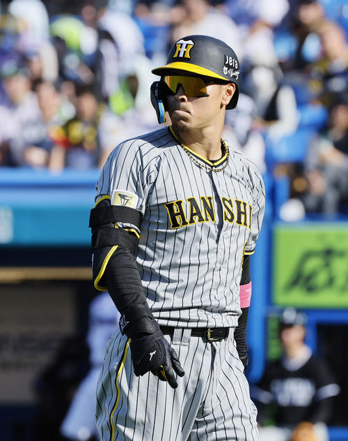 ヤクルト対阪神　6回表阪神1死一塁、三振に倒れた倒れた佐藤輝（2024年4月7日撮影）